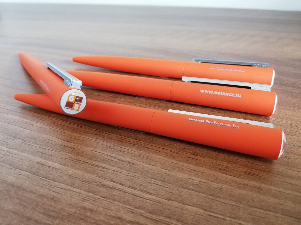 Gestion-balance-stylos-uma-gravure